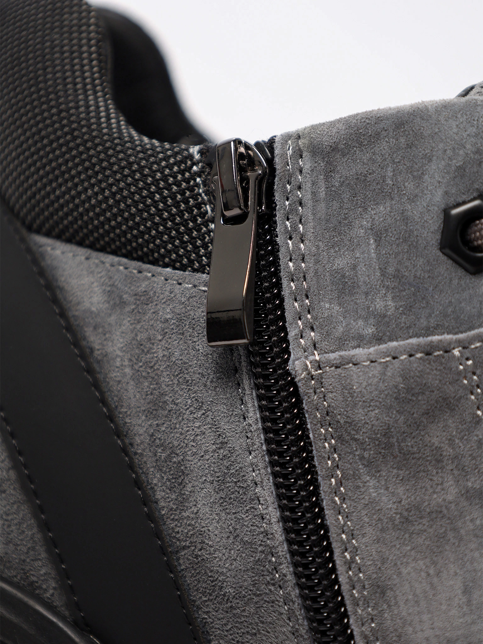 Кроссовки серого цвета комбинированные на низкой подошве